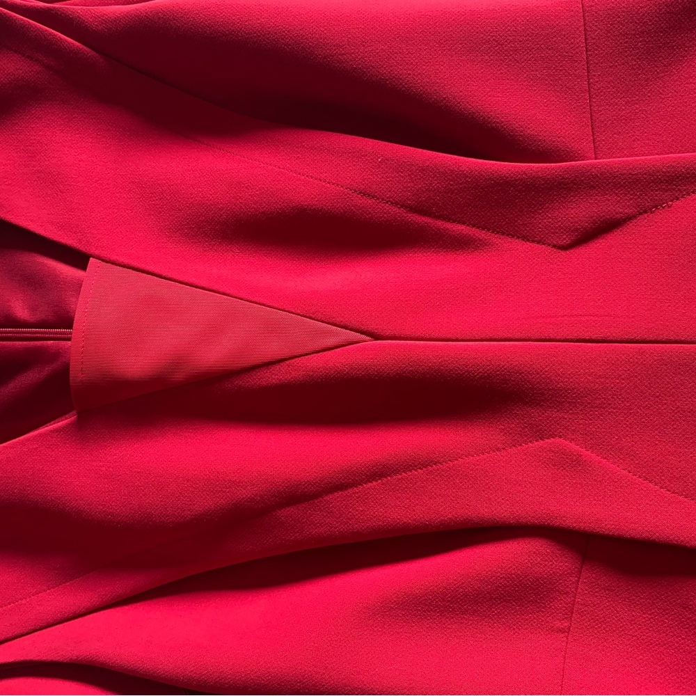 Classic elegance in this red dress for your next outing - Picture 3 of 4